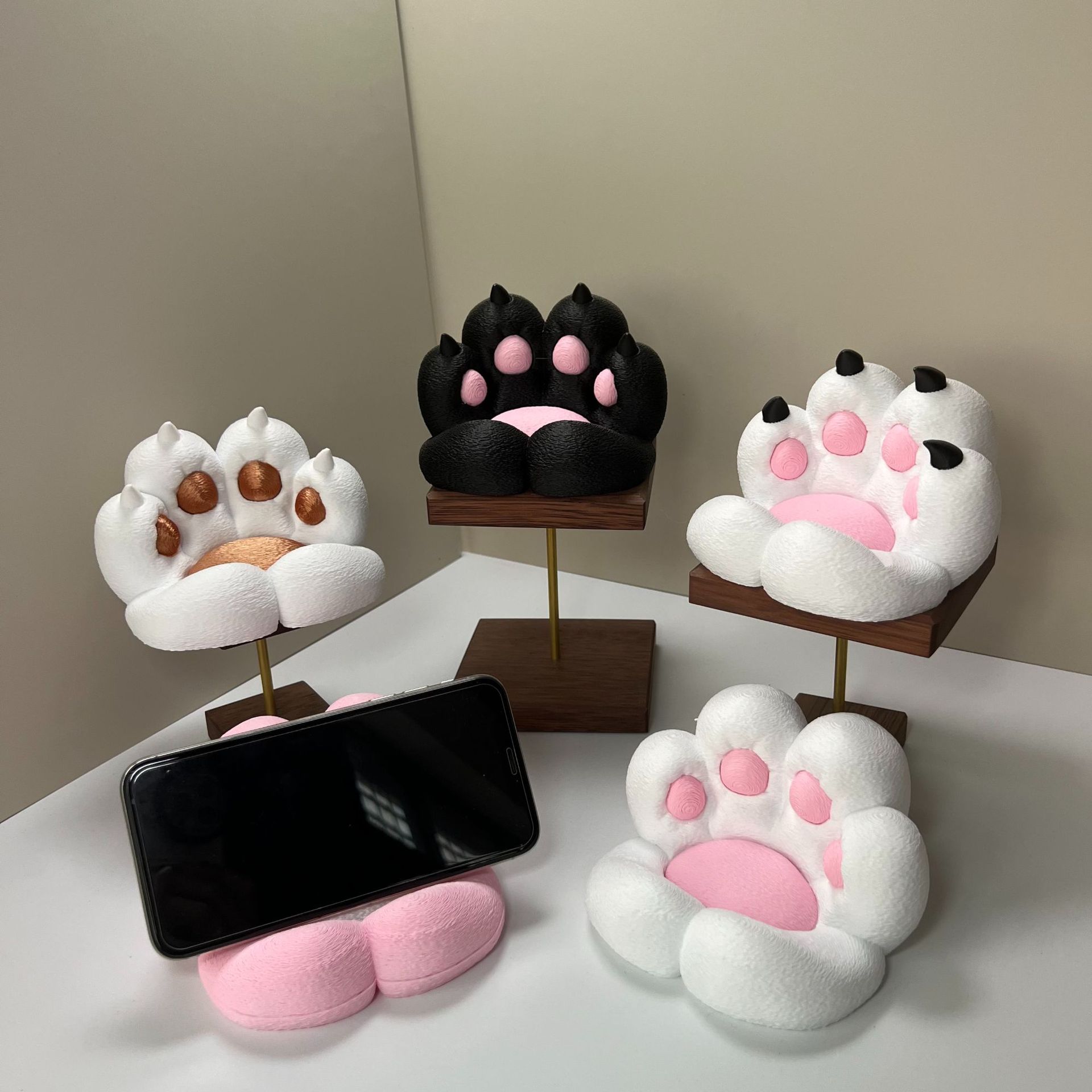 Event Support - かわいい猫の足の形をしたデスクオーナメント。電話やタブレットのスタンドとしても使用でき、自宅のデスクの装飾にも、素敵な贈り物にもなります。